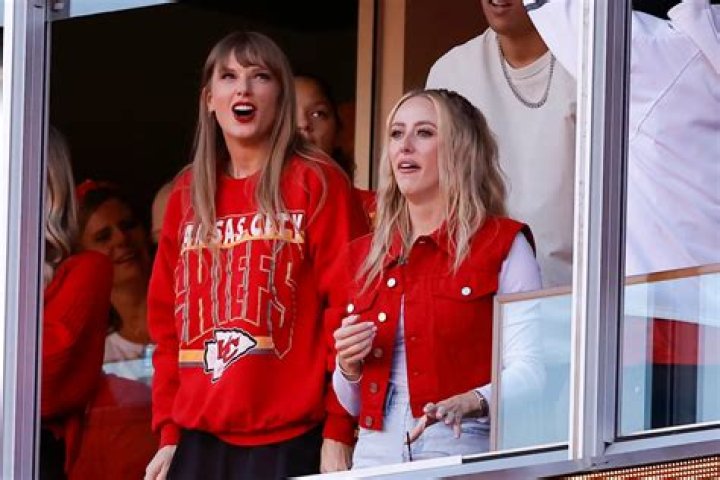 Big Tipper! Taylor Swift Hands Out $100 Bills to Kitchen Staff During Kansas City Chiefs Game