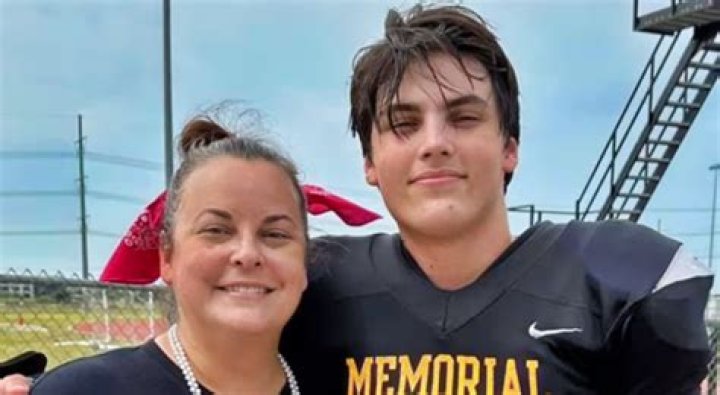 D.K. Metcalf (Football Player) - Age, Birthday, Bio, Facts, Family, Net Worth, Height & More