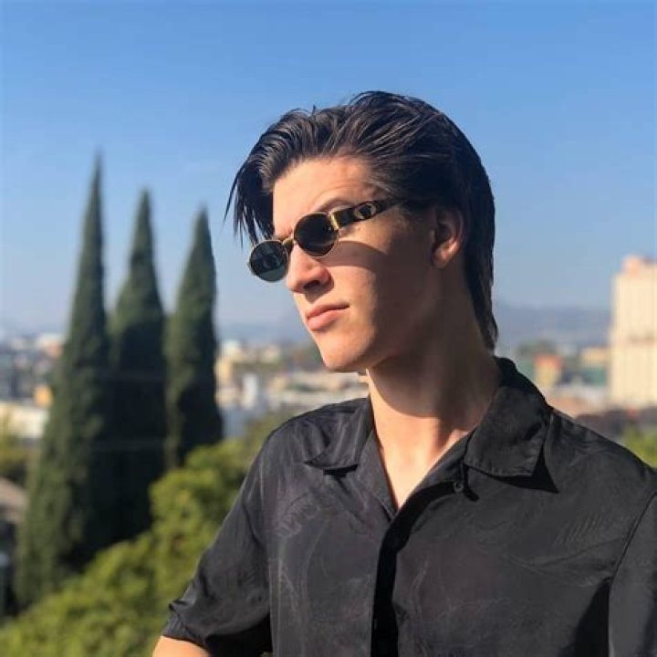 GrayStillPlays (YouTube Star) - Age, Birthday, Bio, Facts, Family, Net Worth, Height & More