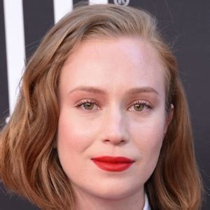 Hannah Einbinder (Comedian) - Age, Birthday, Bio, Facts, Family, Net Worth, Height & More