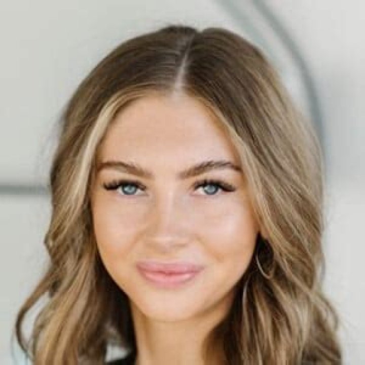 Izzy Flannery (TikTok Star) - Age, Birthday, Bio, Facts, Family, Net Worth, Height & More