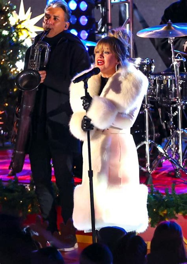 Kelly Clarkson Shows Off Incredible Weight Loss During Rockefeller Center Tree Lighting
