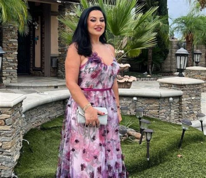 Sara Hesri (Instagram Star) - Age, Birthday, Bio, Facts, Family, Net Worth, Height & More